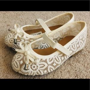 Toddler size 5  lace dress shoe